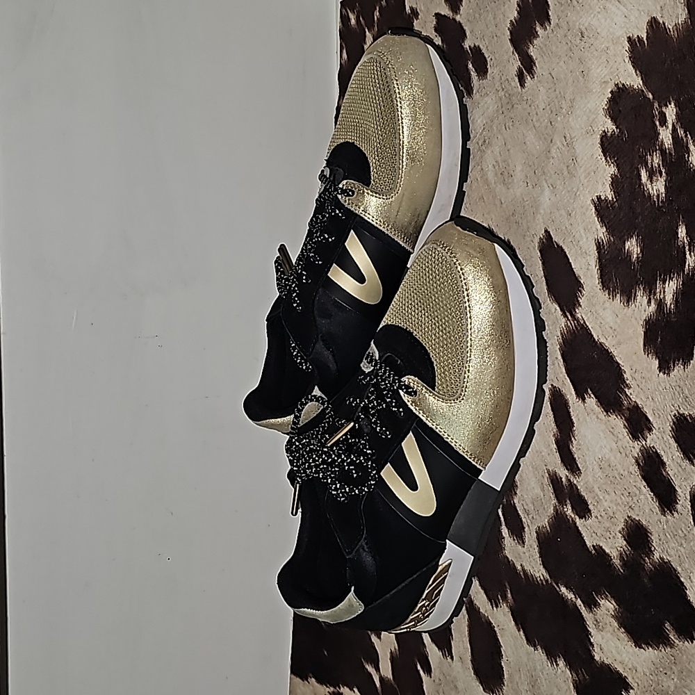 Tretorn size 8.5